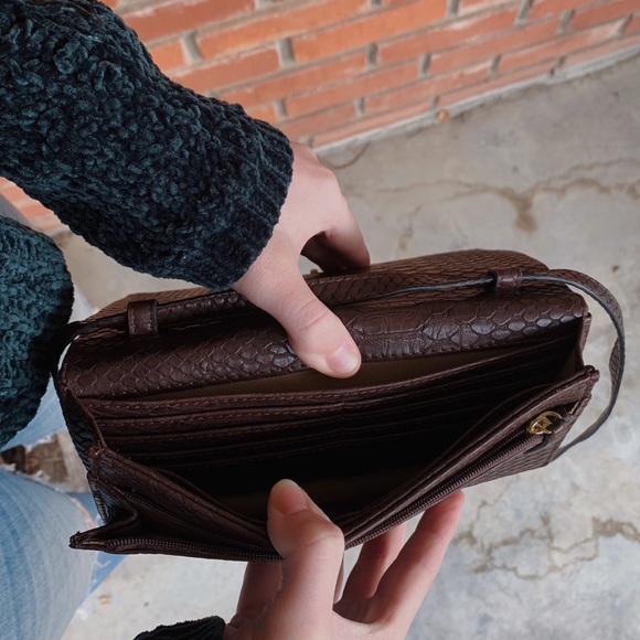 London fog crossbody purse - Picture 2 of 2